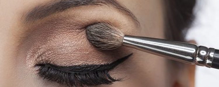 Usa un eyeliner para enmarcar la mirada y da el toque final utilizando máscara de pestañas