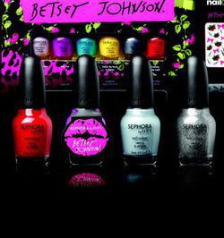 Betsey Johnson lanza su primera colección de esmaltes de uñas en colaboración con Opi