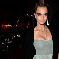 Cara Delevingne con sombra de ojos azul y labios rosas